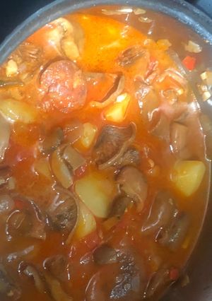 Una foto de Níscalos con patatas y chorizo picante