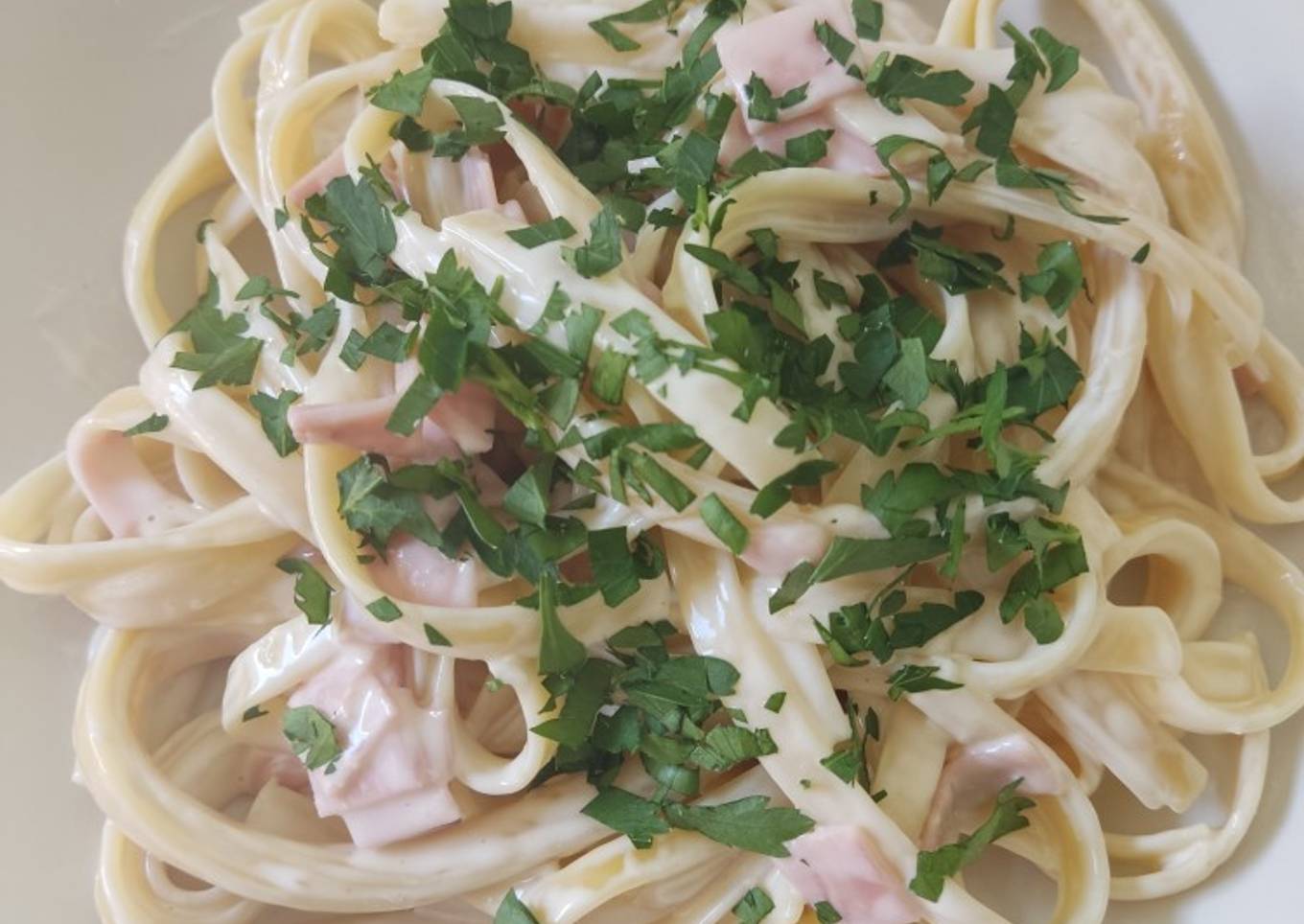 Spaghetti con crema y mayonesa