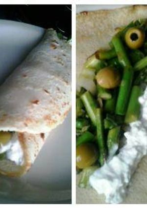 Una foto de Crepe relleno de espárragos, olivas y crema de leche de cabra