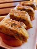 Pincho de tortilla de boquerones y ajo asado