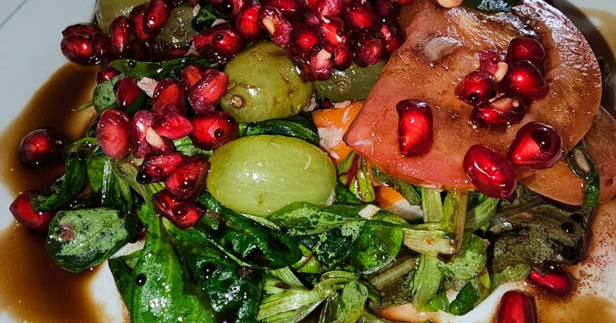 Ensalada De Brotes Y Canónigos Con Uvas Y Granada Receta De Antonio