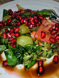 Una foto de Ensalada de brotes y canónigos con uvas y granada