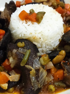Una foto de Escargot con macedonia de verduras