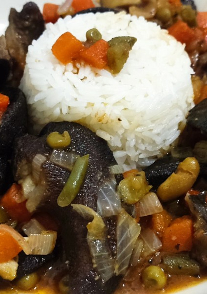 Una foto de Escargot con macedonia de verduras