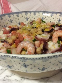 Una foto de Salpicón de marisco con garbanzos
