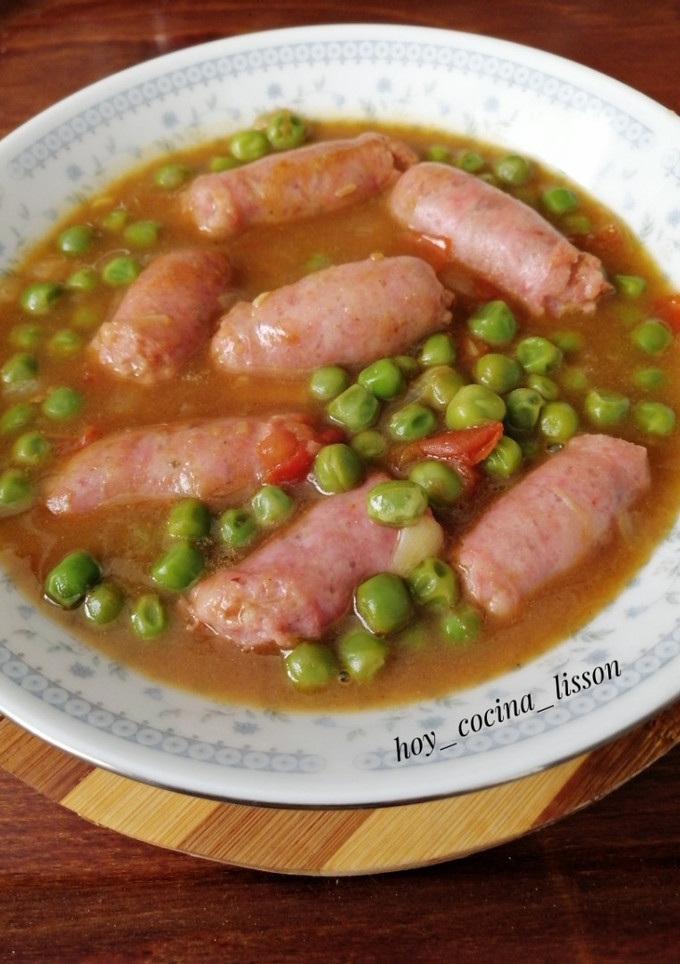 Una foto de Salchichas con guisantes
