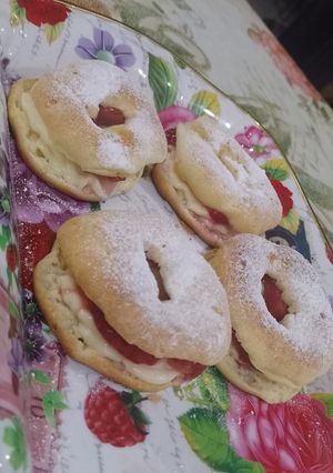 Una foto de Profiteroles versión deliciosa🍓😋