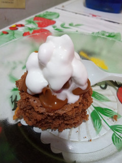 Una foto de Mini Brownie con dulce de leche y crema!!
