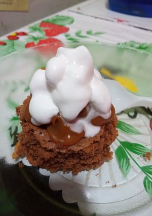 Una foto de Mini Brownie con dulce de leche y crema!!