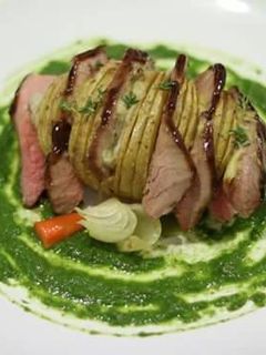 Una foto de Roast beef con curry fresco de albahaca