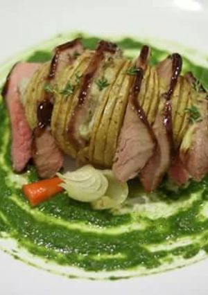 Una foto de Roast beef con curry fresco de albahaca