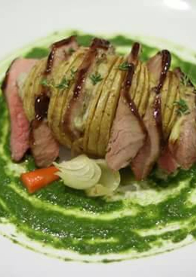 Una foto de Roast beef con curry fresco de albahaca