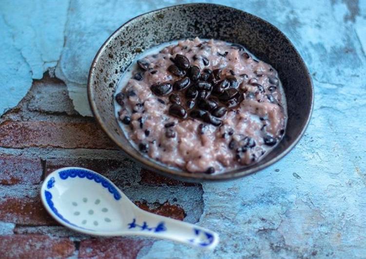 Sweet black sticky rice pudding with nutty black beans in coconut syrup