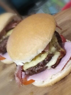 Una foto de Hamburguesas de carne con el corazón de muzzarella