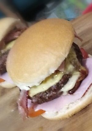 Una foto de Hamburguesas de carne con el corazón de muzzarella