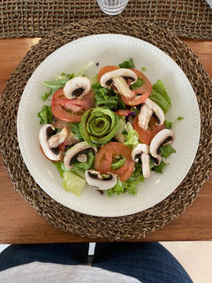 Una foto de Ensalada de hojas verdes, champiñones tomate y aguacate
