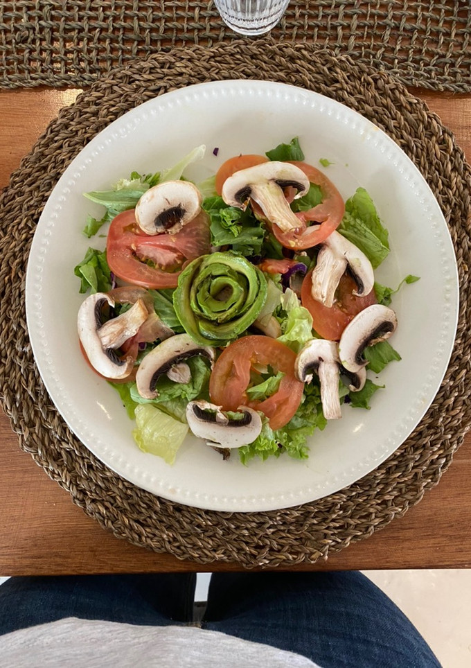 Una foto de Ensalada de hojas verdes, champiñones tomate y aguacate