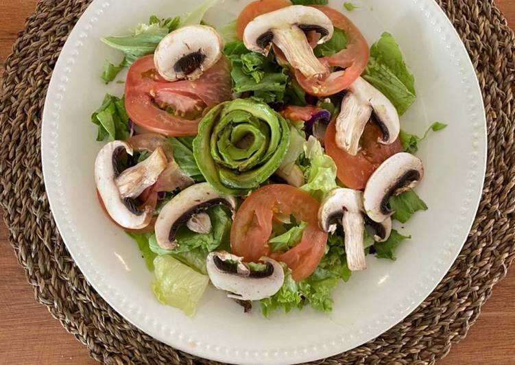 Ensalada de hojas verdes, champiñones tomate y aguacate