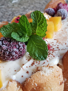 Una foto de Bizcocho de chocolate al microondas con queso y fruta