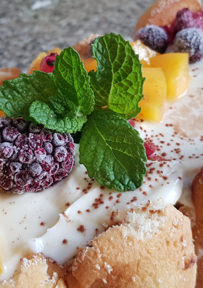Una foto de Bizcocho de chocolate al microondas con queso y fruta