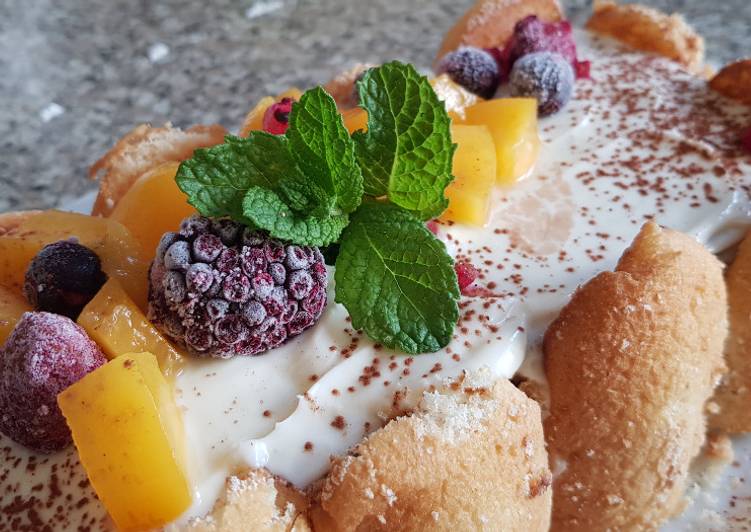 Bizcocho de chocolate al microondas con queso y fruta