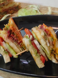 વેજ ક્લબ સેન્ડવિચ(veg club sandwich recipie in Gujarati) રેસીપી મુખ્ય ફોટો