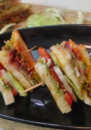 વેજ ક્લબ સેન્ડવિચ(veg club sandwich recipie in Gujarati) રેસીપી મુખ્ય ફોટો
