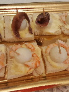 Una foto de Canapés de huevo de perdiz