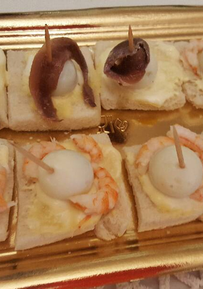 Una foto de Canapés de huevo de perdiz