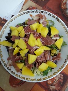 Una foto de Ensalada de jamón y mango