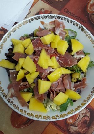 Una foto de Ensalada de jamón y mango