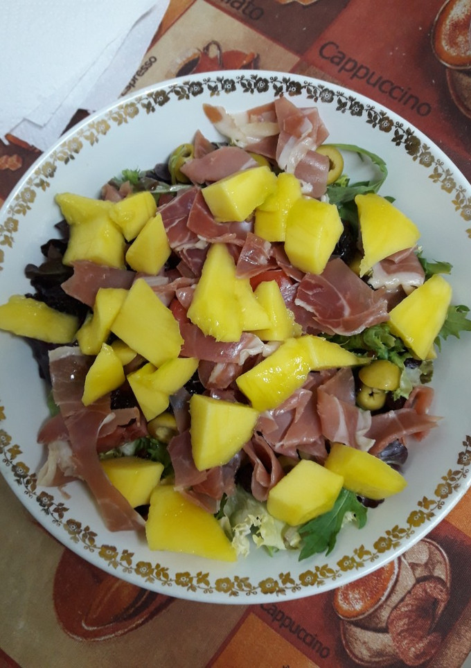 Una foto de Ensalada de jamón y mango