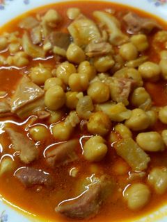 Una foto de Garbanzos con callos de cerdo en olla GM