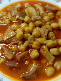 Una foto de Garbanzos con callos de cerdo en olla GM
