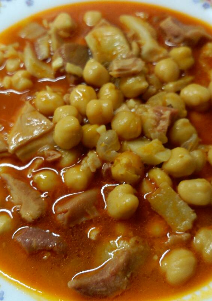 Una foto de Garbanzos con callos de cerdo en olla GM