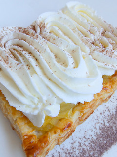 Una foto de Pasteles de hojaldre con compota de manzana y mouse de mascarpone