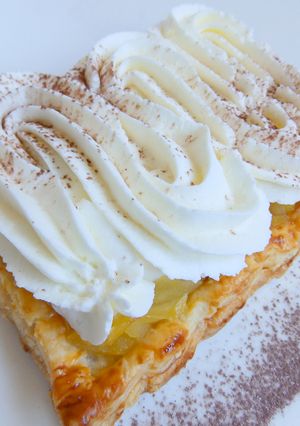 Una foto de Pasteles de hojaldre con compota de manzana y mouse de mascarpone