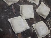 Una foto de raviolis de pasta fresca