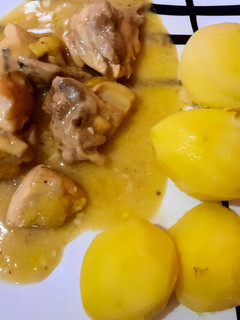 Una foto de Pollo guisado en salsa cremosa de ajo