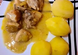Pollo guisado en salsa cremosa de ajo