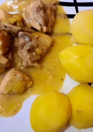 Una foto de Pollo guisado en salsa cremosa de ajo