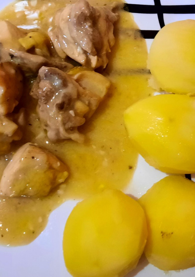 Una foto de Pollo guisado en salsa cremosa de ajo