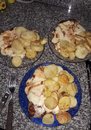 Una foto de Matambre a la pizza con papas al horno! 🥔🍽