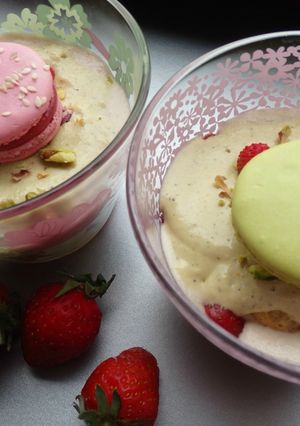 Une photo de Tiramisu fraise-pistache et macarons
