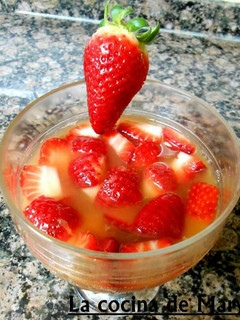 Una foto de Fresas con zumo de naranja