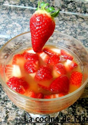 Una foto de Fresas con zumo de naranja