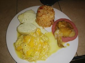 Una foto de Alitas en salsa de mango arroz ensalada almuerzo en familia