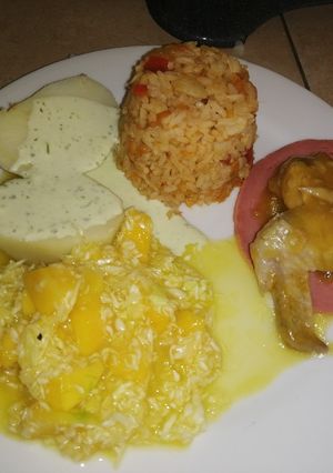 Una foto de Alitas en salsa de mango arroz ensalada almuerzo en familia