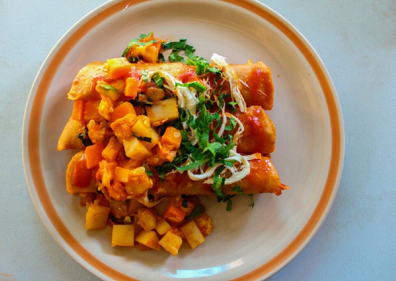 Enchiladas rojas con picadillo de verduras🍴