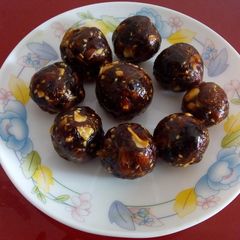 A picture of Dates and dry fruits ladoo.